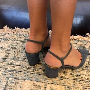 Size 8 Marc Fisher navy blue suede shoes.